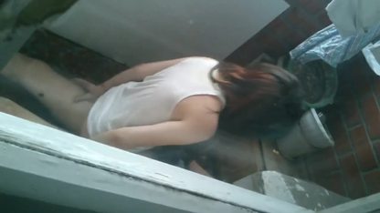 Подружка с видео камерой в руках снимает секс пьяной студентки в ванной комнате
